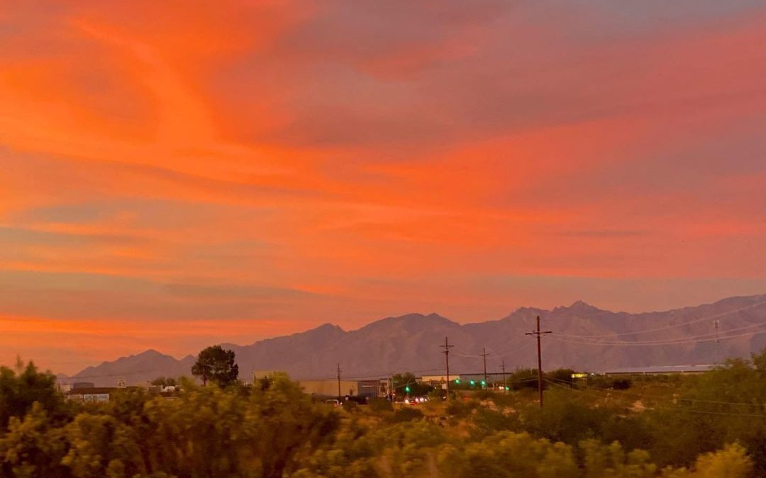 And the sun sets on another weekend. #tucsonsunset #sunset #arizonasunset #image…