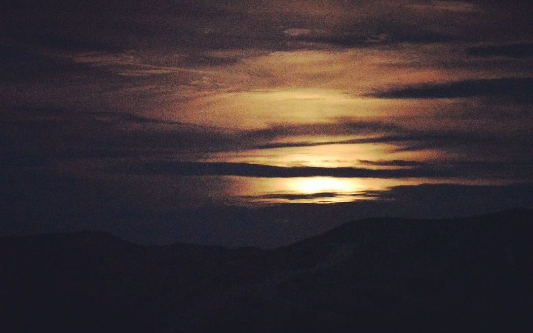 Moonrise over the mountains.  #fullmoon  #moonrise #howlingatthemoon #yuma #yuma…